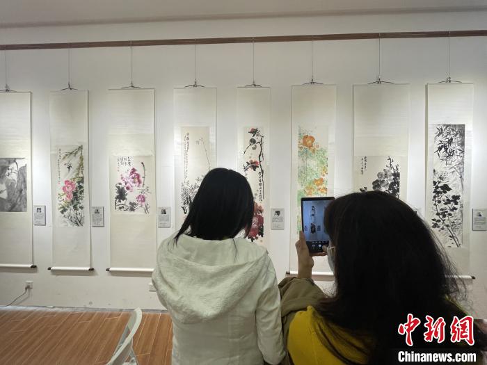 岭南与海派花鸟画交流展广州开幕 关注两地画派融合创新