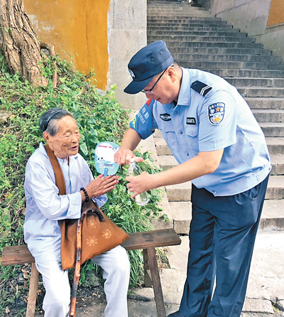 社区民警董明为居民调解矛盾、解决难题 平凡的岗位，不平凡的人生