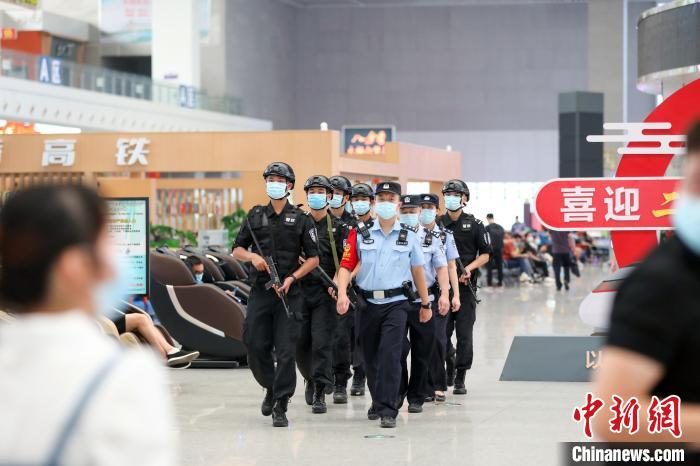 柳州站派出所民警和特警在车站候车室开展联合巡逻。　 毛怀 摄